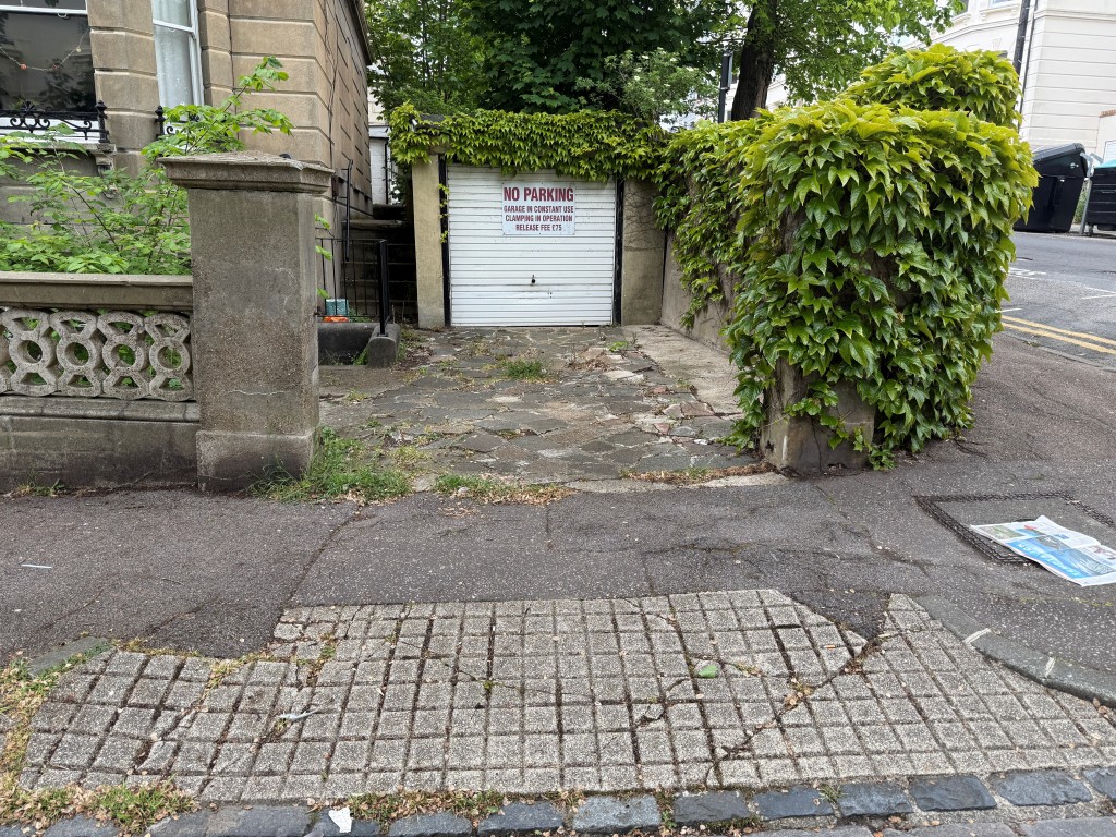 Lot: 25 - FREEHOLD DETACHED GARAGE AND PARKING SPACE IN CITY CENTRE - Front view of garage and driveway from Buckingham Road